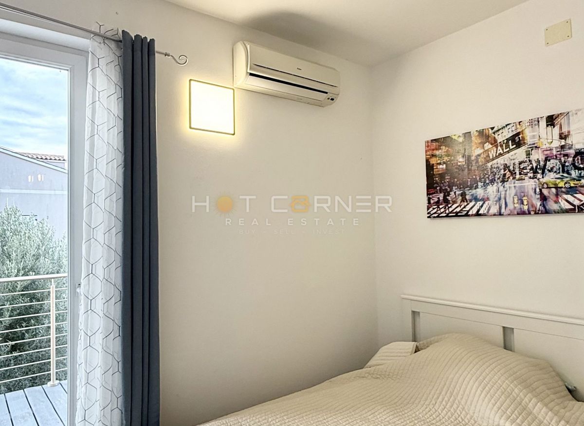 Hiša z garažo in pogledom na morje