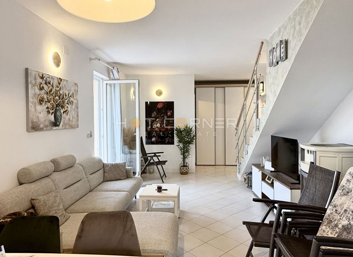 Hiša z garažo in pogledom na morje