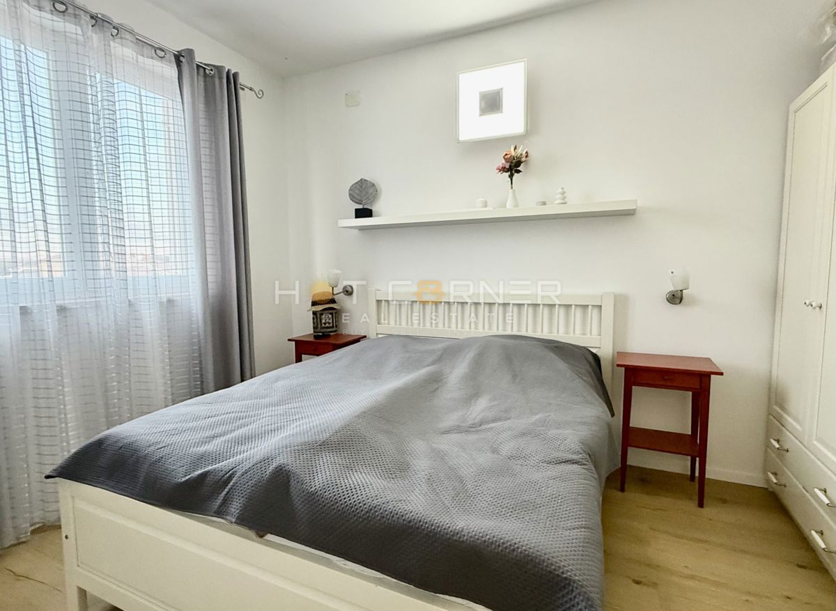 Hiša z garažo in pogledom na morje