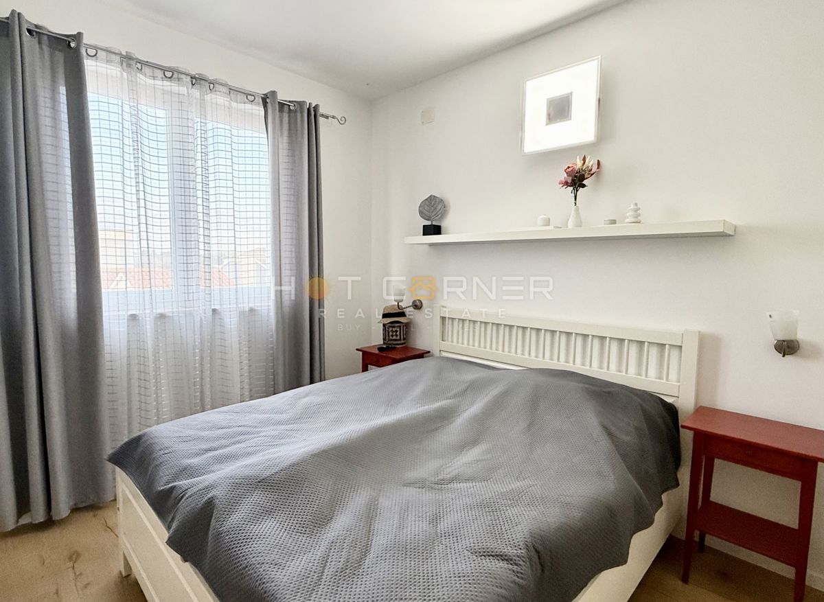 Hiša z garažo in pogledom na morje