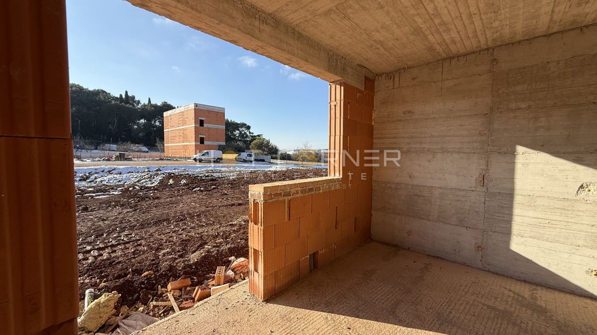 Kakovostna novogradnja v Pulju, pritlično stanovanje z vrtom i parkiriščem