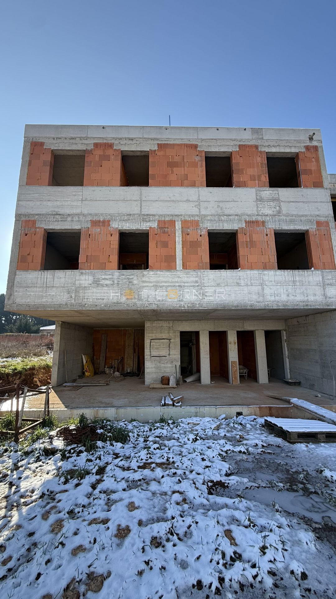 Kakovostna novogradnja v Pulju, pritlično stanovanje z vrtom i parkiriščem