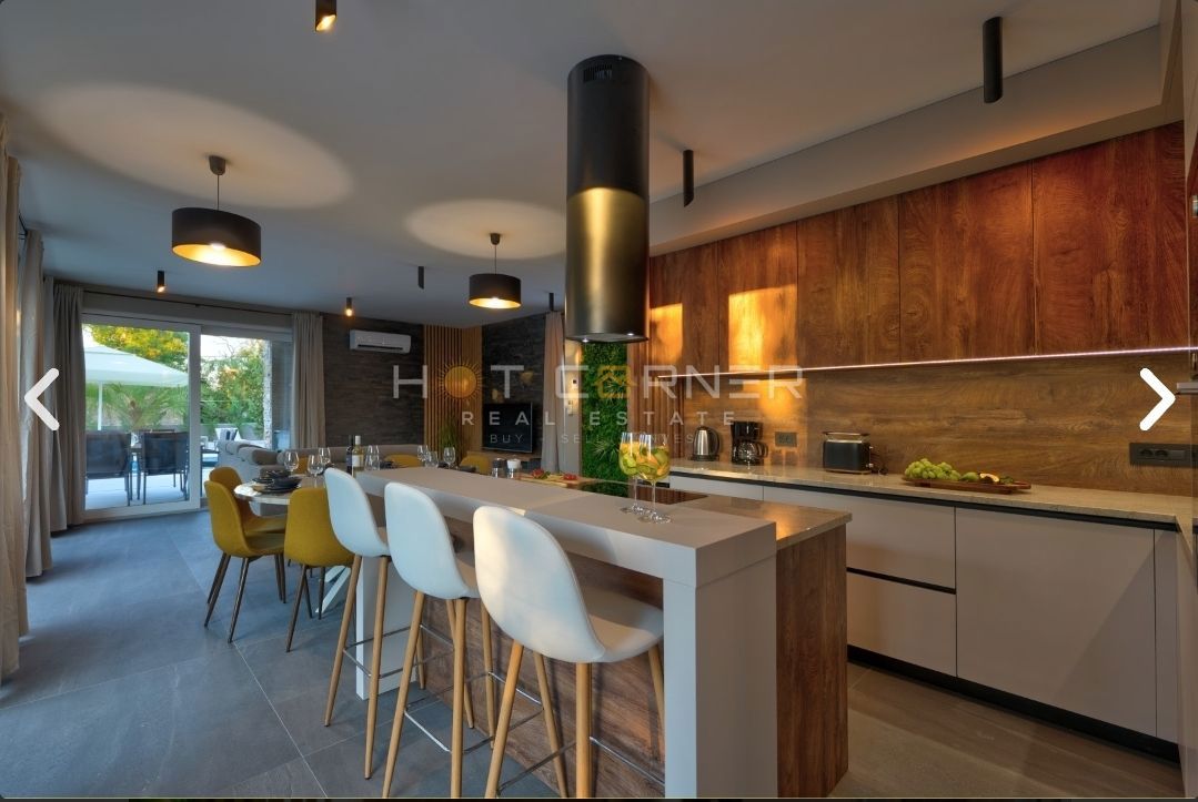 Razkošna vila z turističnim prihodom, Marčana