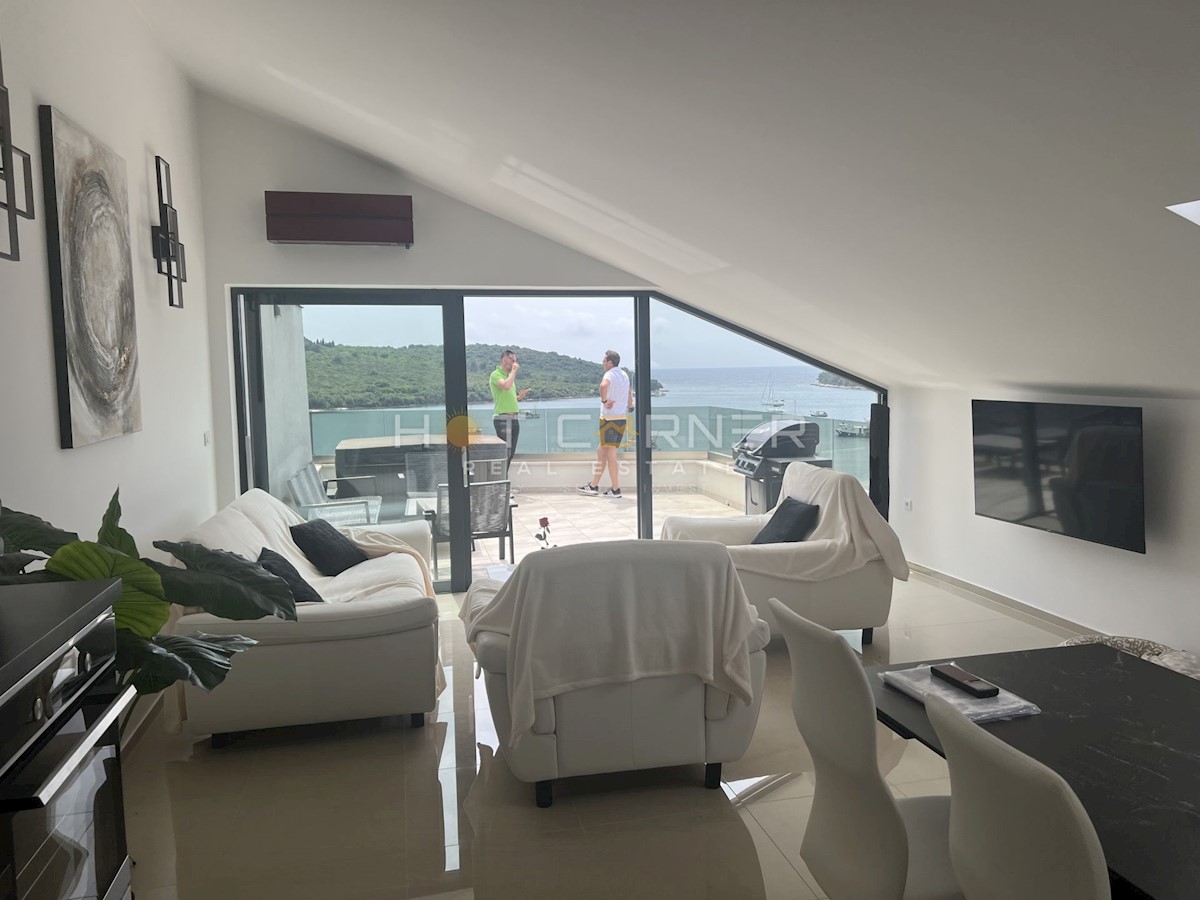 Edinstveno: penthouse neposredno nad plažo, bazen + jacuzzi, strešna terasa, panoramski pogled na morje!!!