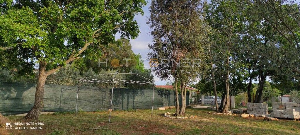 PRILOŽNOST! Legalizirana počitniška hiša na 1300 m² zemljišča v naravni oazi, 1,5 km od morja