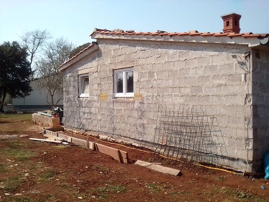 PRILOŽNOST! Legalizirana počitniška hiša na 1300 m² zemljišča v naravni oazi, 1,5 km od morja
