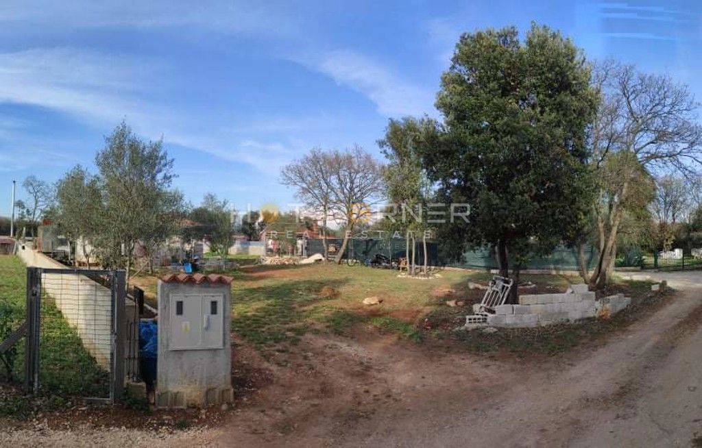 PRILOŽNOST! Legalizirana počitniška hiša na 1300 m² zemljišča v naravni oazi, 1,5 km od morja