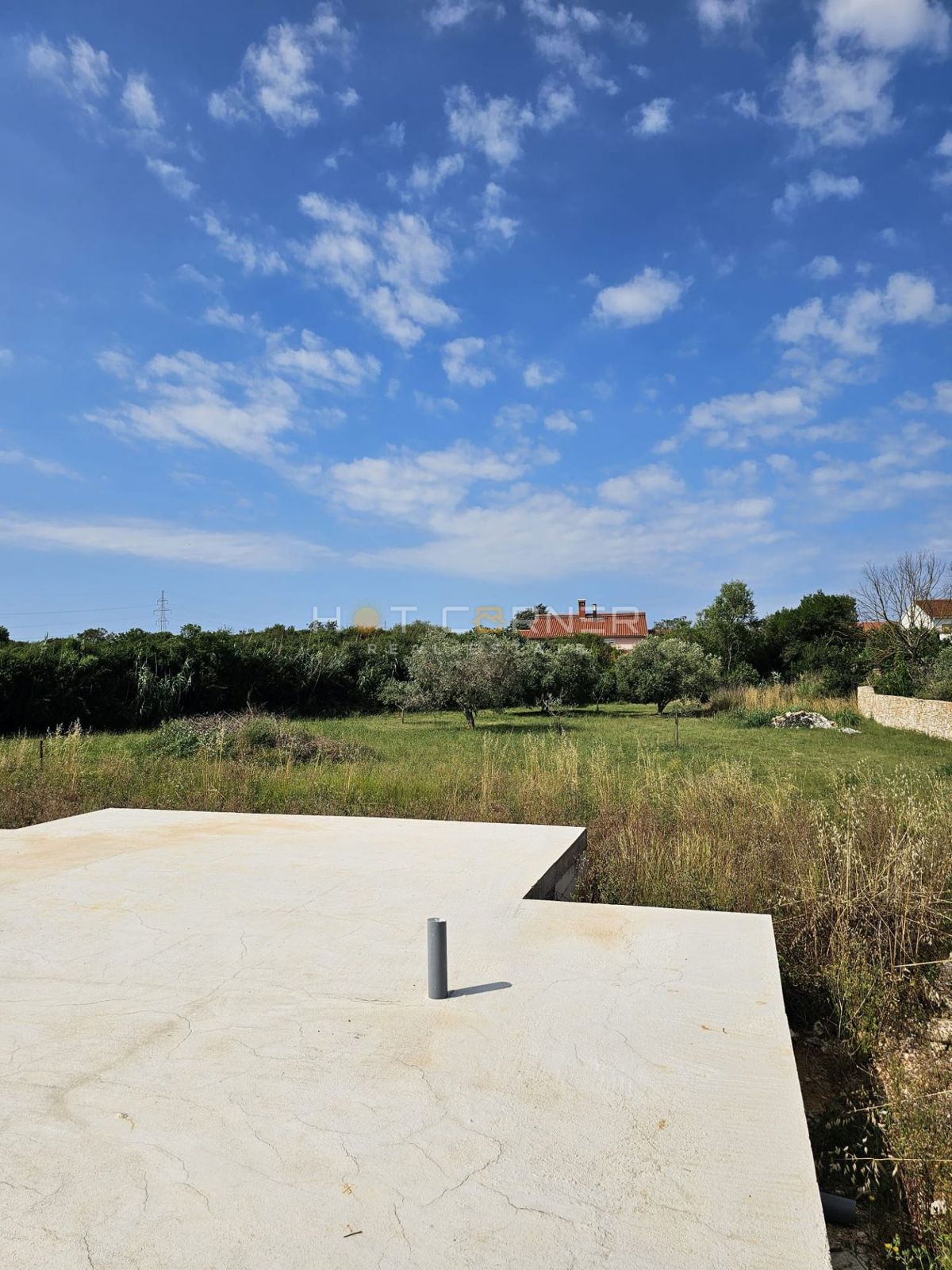Edinstvena priložnost – moderna vila z bazenom in vrtom v Valdebeku, Pula