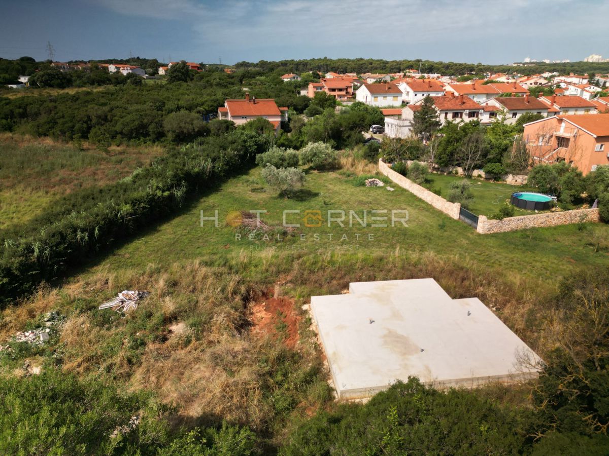 Edinstvena priložnost – moderna vila z bazenom in vrtom v Valdebeku, Pula