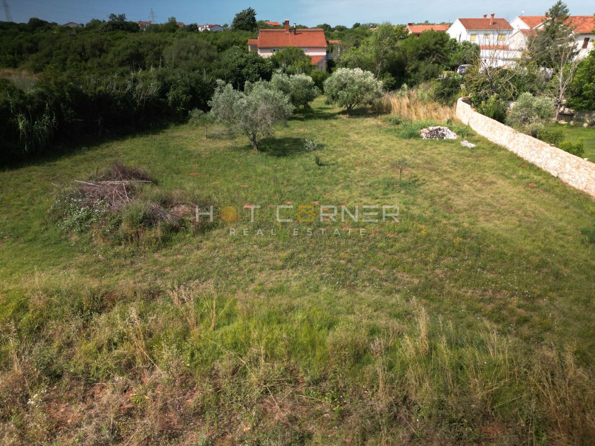 Edinstvena priložnost – moderna vila z bazenom in vrtom v Valdebeku, Pula