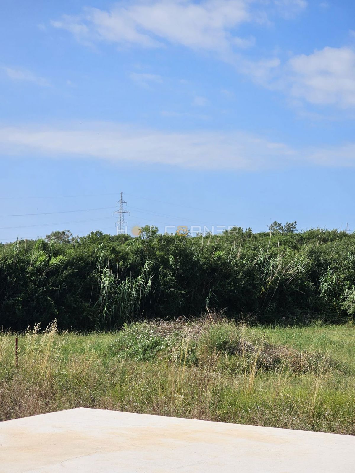 Edinstvena priložnost – moderna vila z bazenom in vrtom v Valdebeku, Pula