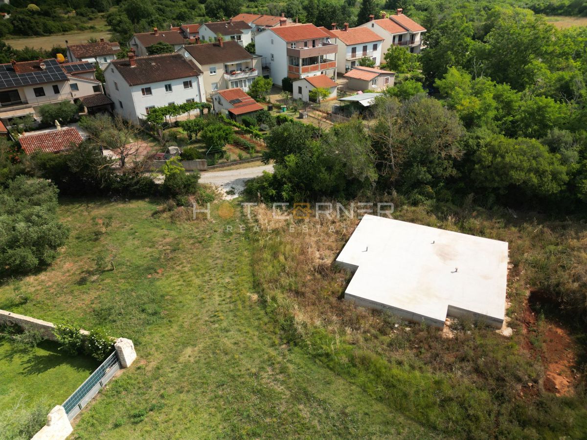 Edinstvena priložnost – moderna vila z bazenom in vrtom v Valdebeku, Pula