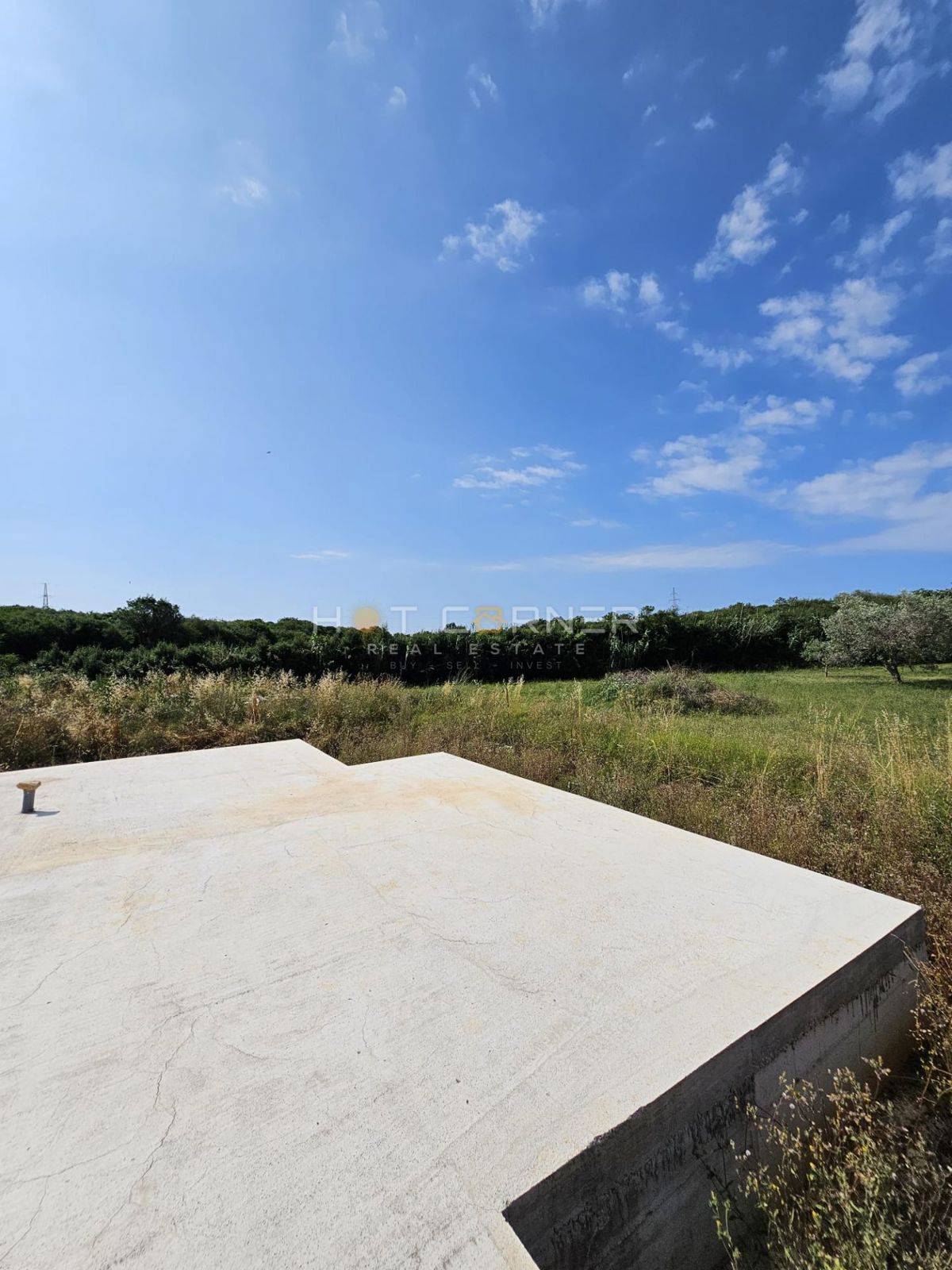 Edinstvena priložnost – moderna vila z bazenom in vrtom v Valdebeku, Pula