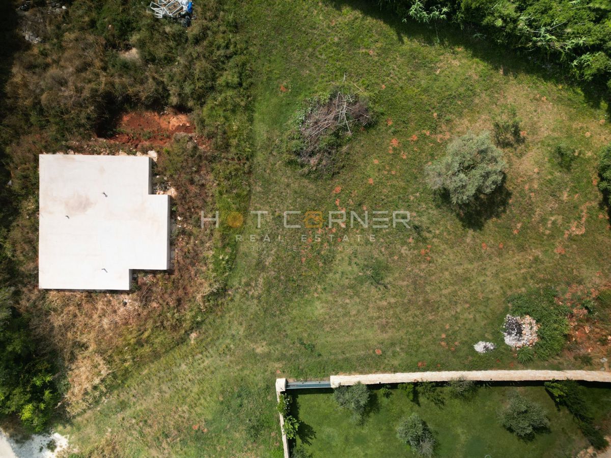 Edinstvena priložnost – moderna vila z bazenom in vrtom v Valdebeku, Pula