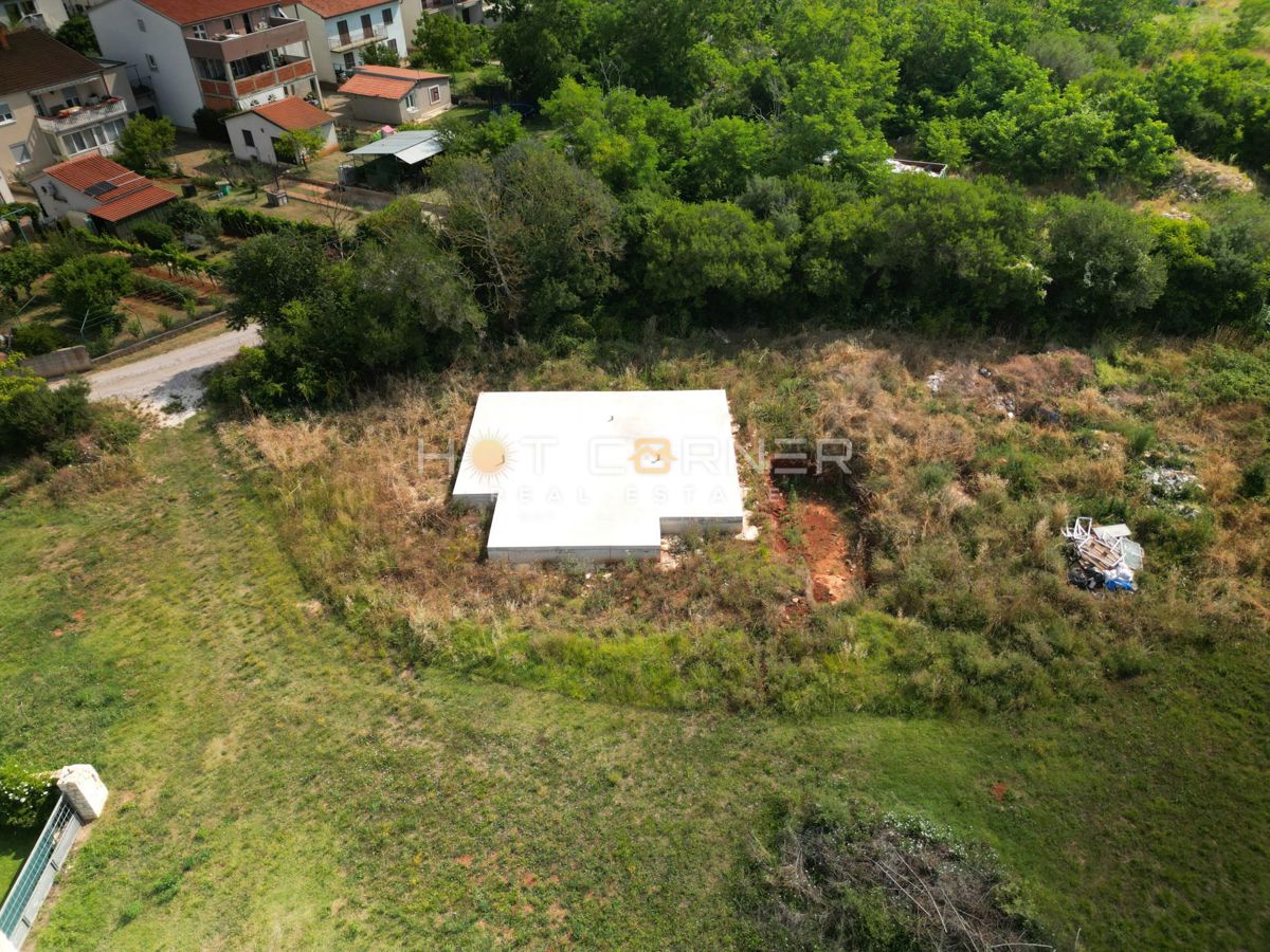 Edinstvena priložnost – moderna vila z bazenom in vrtom v Valdebeku, Pula
