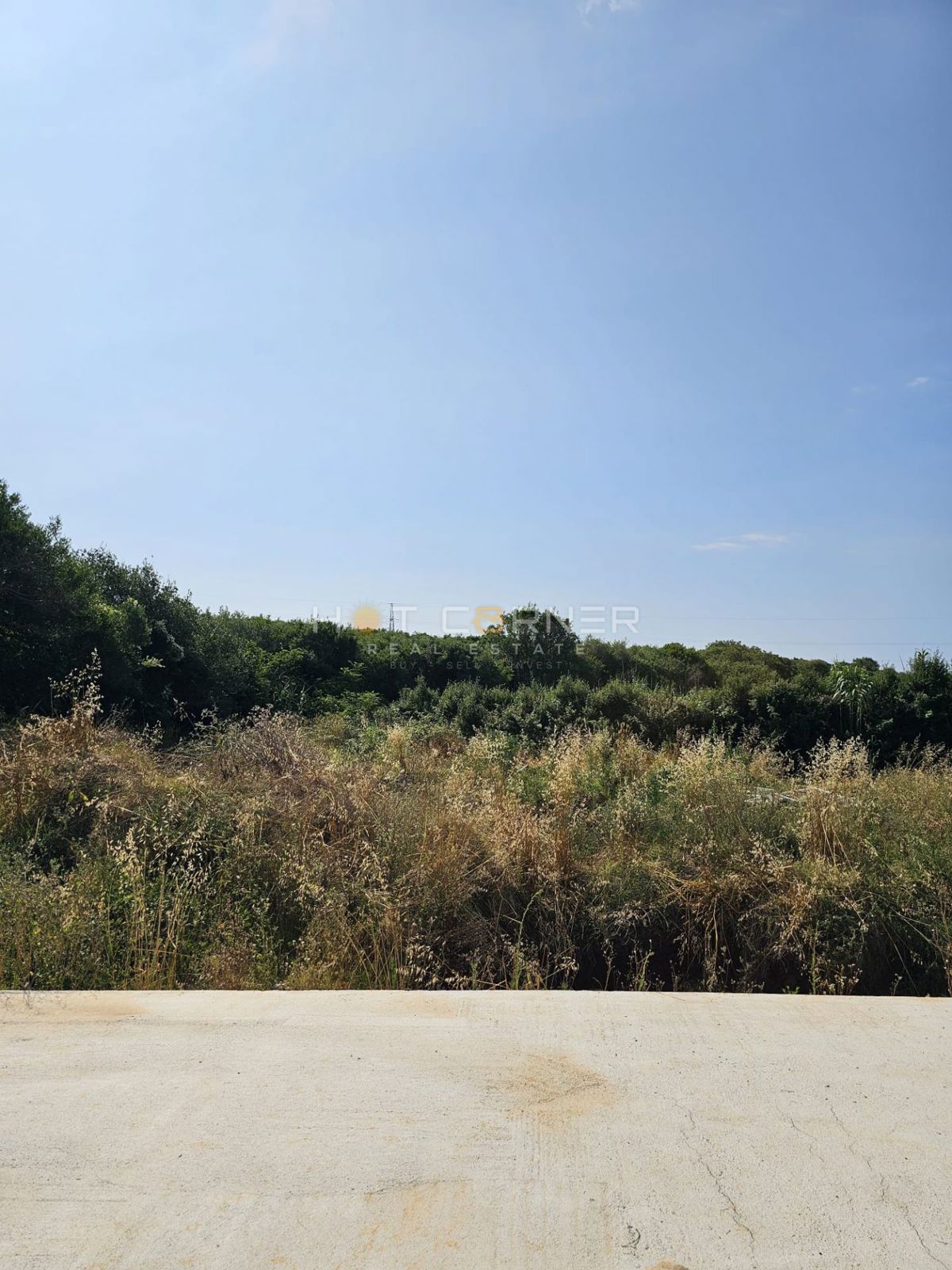 Edinstvena priložnost – moderna vila z bazenom in vrtom v Valdebeku, Pula