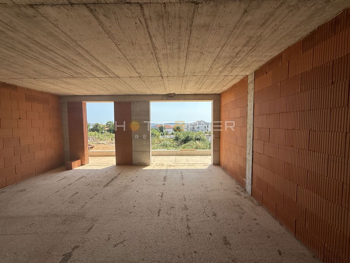 Medulin, vrhunska lokacija, 300 m od plaže, pritličje, 2 spalnici + 60 m² vrta