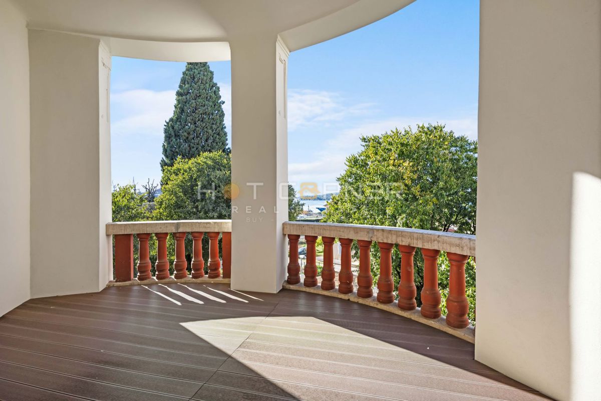 Elegantno stanovanje v Villi Minz, 147 m², razgled na morje