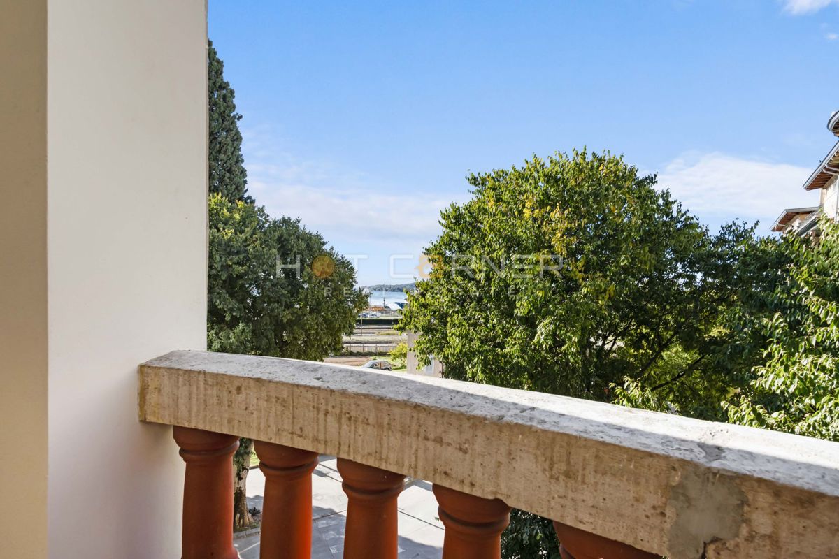 Elegantno stanovanje v Villi Minz, 147 m², razgled na morje