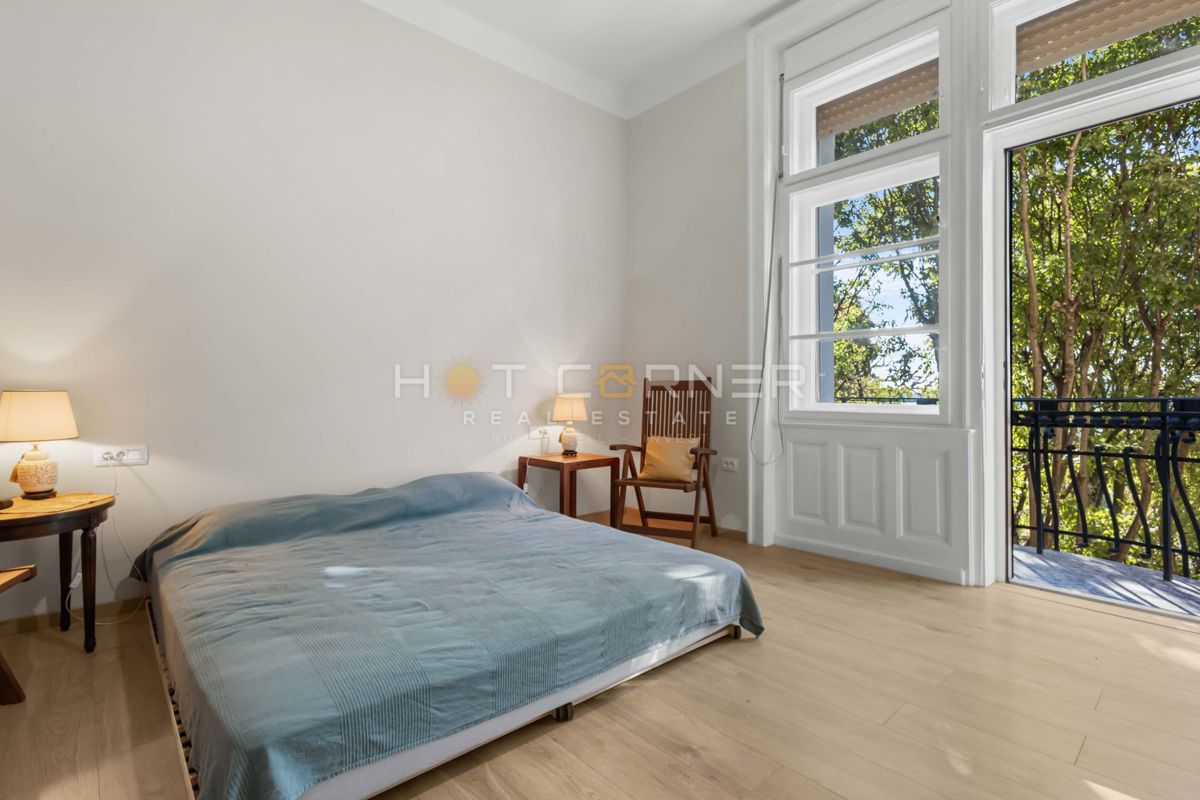 Elegantno stanovanje v Villi Minz, 147 m², razgled na morje