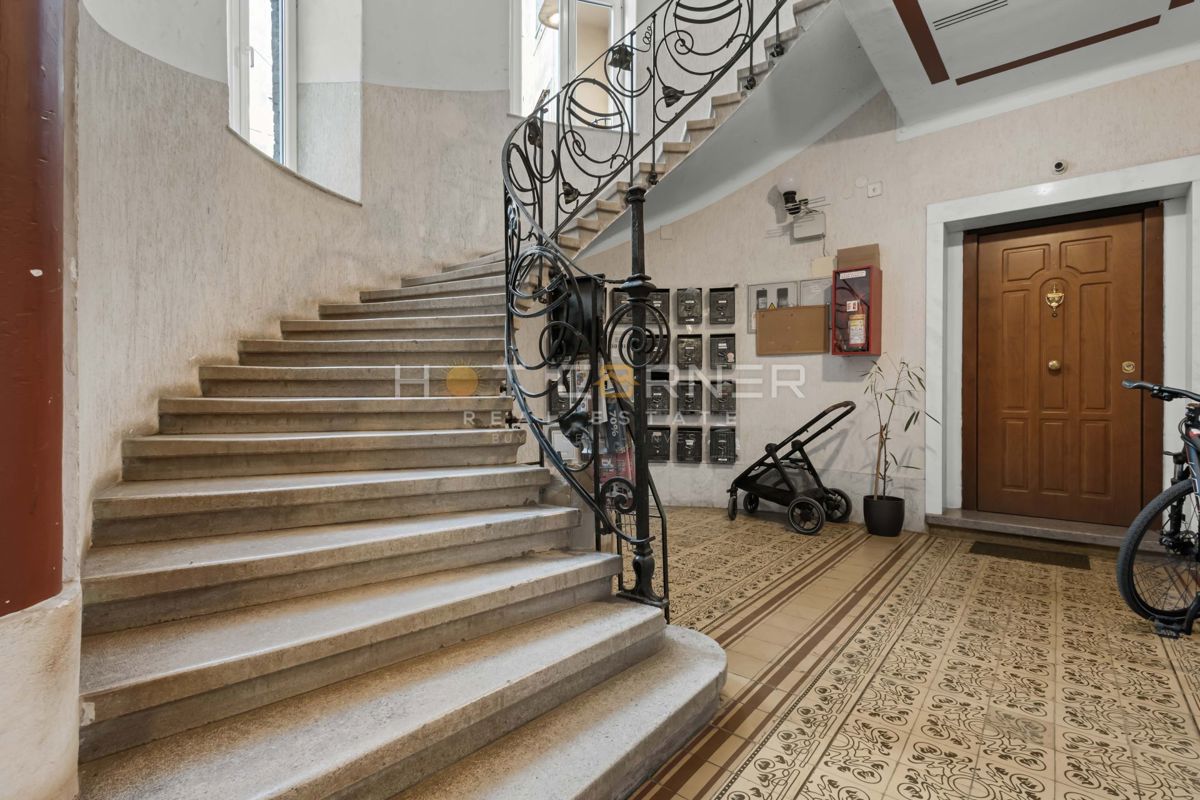 Elegantno stanovanje v Villi Minz, 147 m², razgled na morje