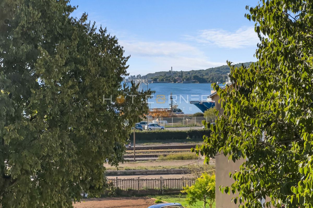 Elegantno stanovanje v Villi Minz, 147 m², razgled na morje