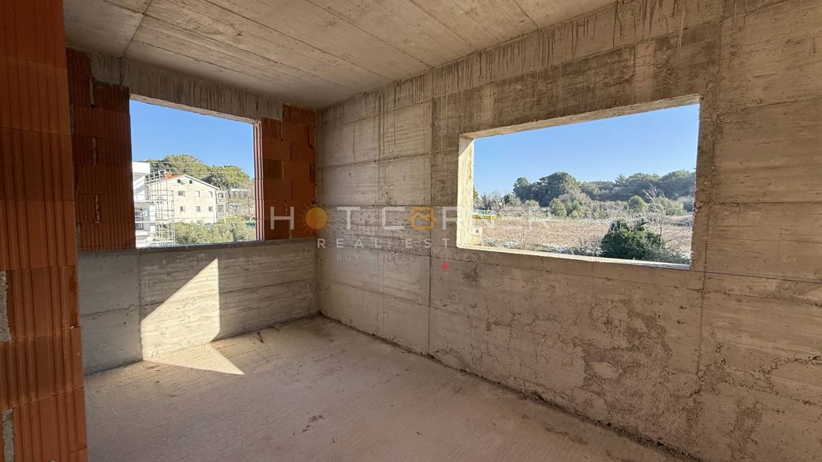 Novogradnja v Pulju: stanovanje v 1. nadstropju s parkiriščem in shrambo