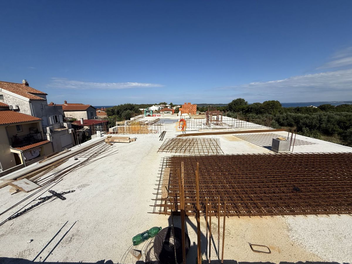 Štinjan, penthouse, 3 spalnice, velika terasa, pogled na morje, 3 minute vožnje od plaže Puntižela!