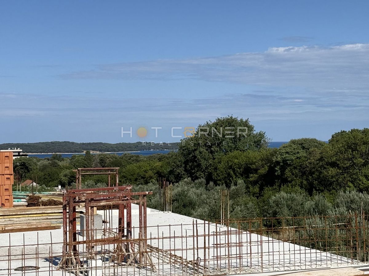 Štinjan, penthouse, 3 spalnice, velika terasa, pogled na morje, 3 minute vožnje od plaže Puntižela!