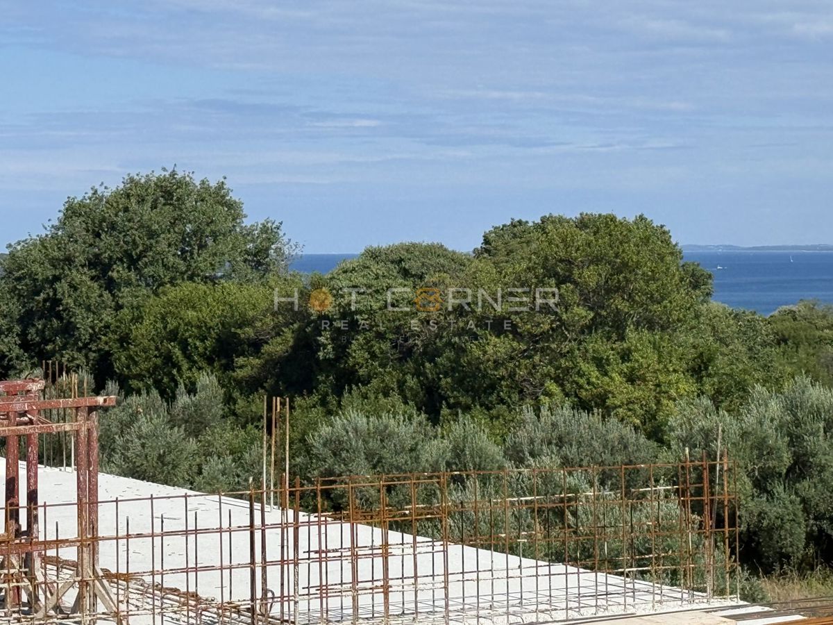 Štinjan, penthouse, 3 spalnice, velika terasa, pogled na morje, 3 minute vožnje od plaže Puntižela!