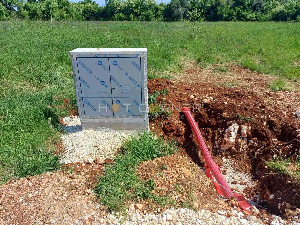 Gradbeno zemljišče s pravnomočnim gradbenim dovoljenjem in priključki – Krnica(ISTRA)