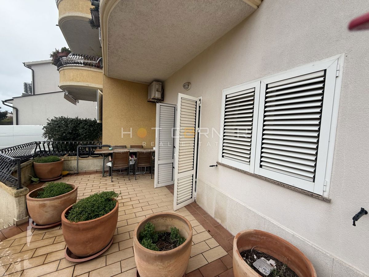 Pula, Veli Vrh, pritlično stanovanje, 1 spalnica, velika terasa