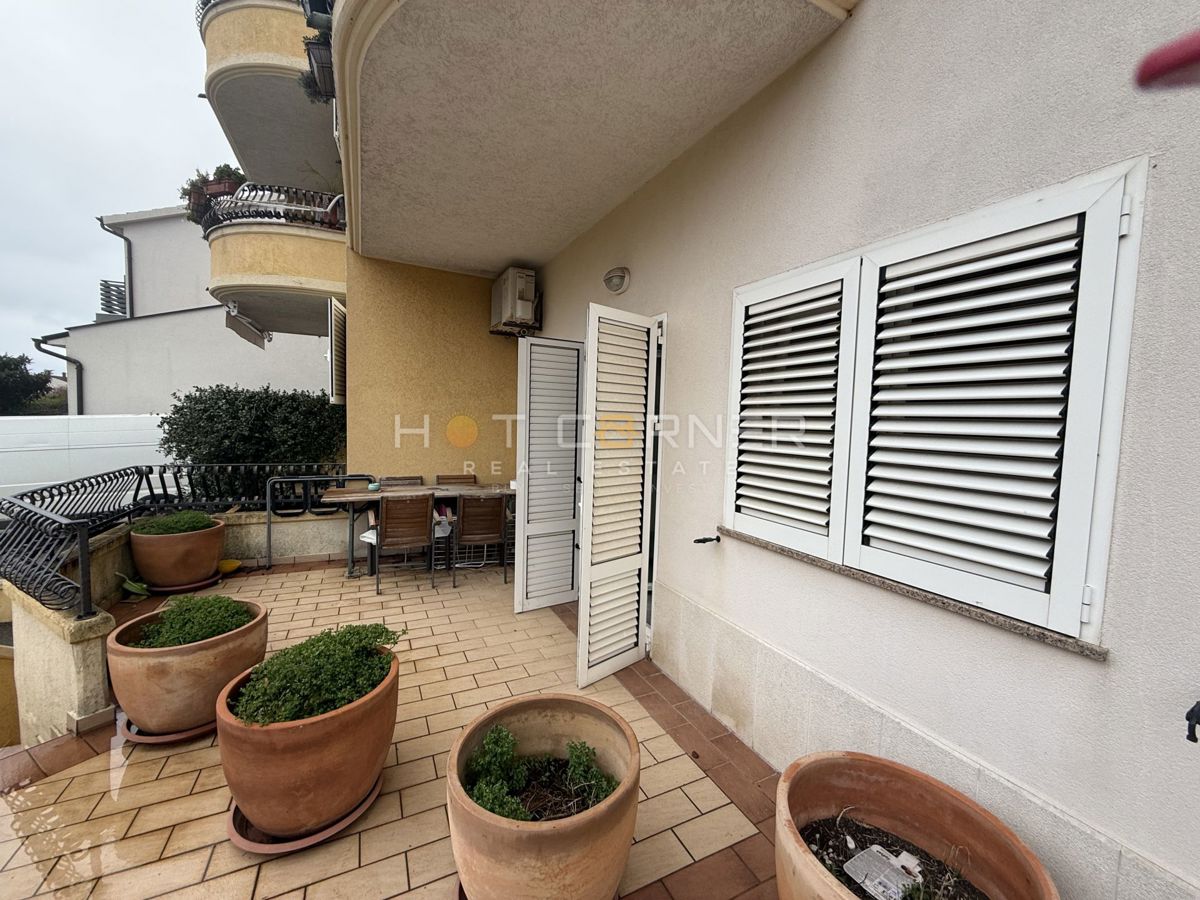 Pula, Veli Vrh, pritlično stanovanje, 1 spalnica, velika terasa