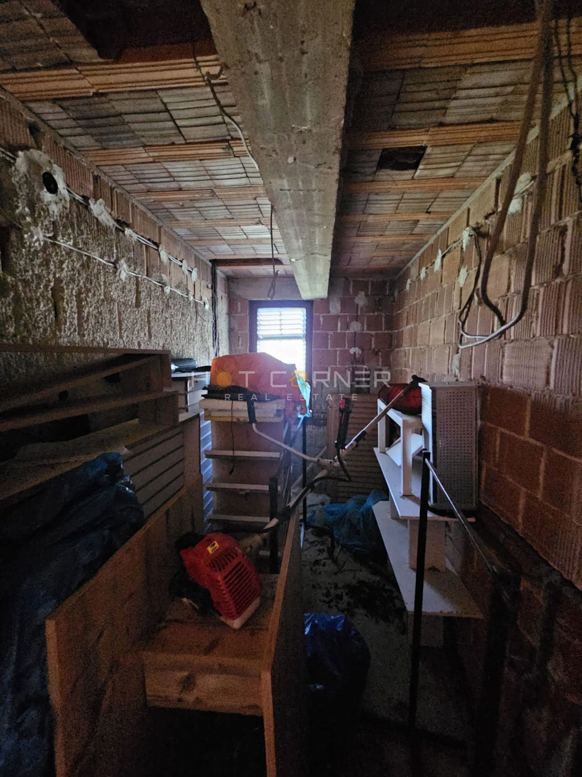 Veliko gradbeno zemljišče 4814 m² z hišo Roh-bau – Šišan, idealno za 4-6 parcel!