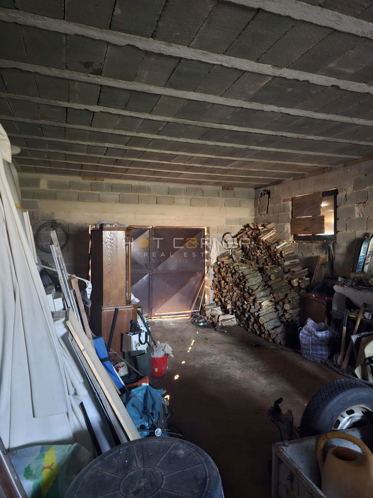 Veliko gradbeno zemljišče 4814 m² z hišo Roh-bau – Šišan, idealno za 4-6 parcel!