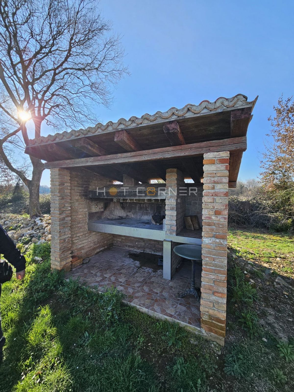 Veliko gradbeno zemljišče 4814 m² z hišo Roh-bau – Šišan, idealno za 4-6 parcel!