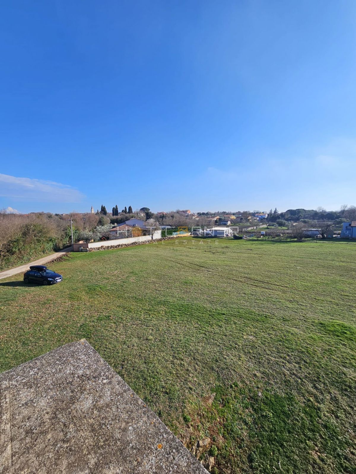 Veliko gradbeno zemljišče 4814 m² z hišo Roh-bau – Šišan, idealno za 4-6 parcel!