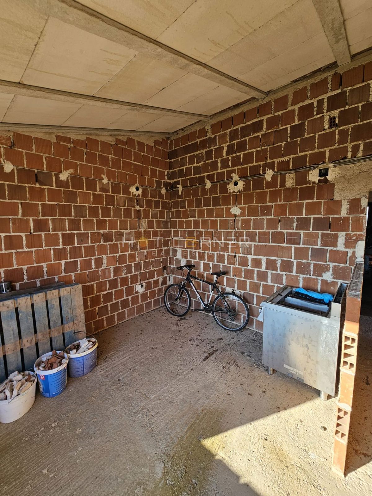 Veliko gradbeno zemljišče 4814 m² z hišo Roh-bau – Šišan, idealno za 4-6 parcel!