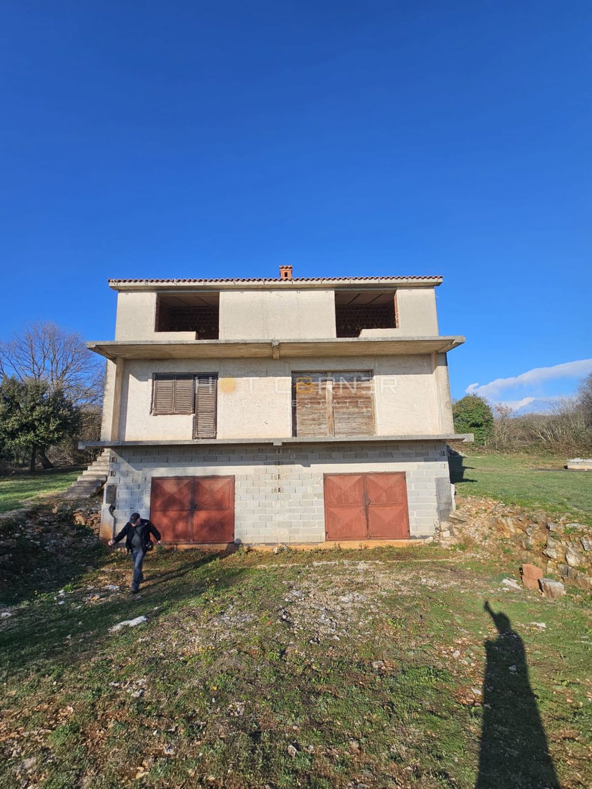 Veliko gradbeno zemljišče 4814 m² z hišo Roh-bau – Šišan, idealno za 4-6 parcel!