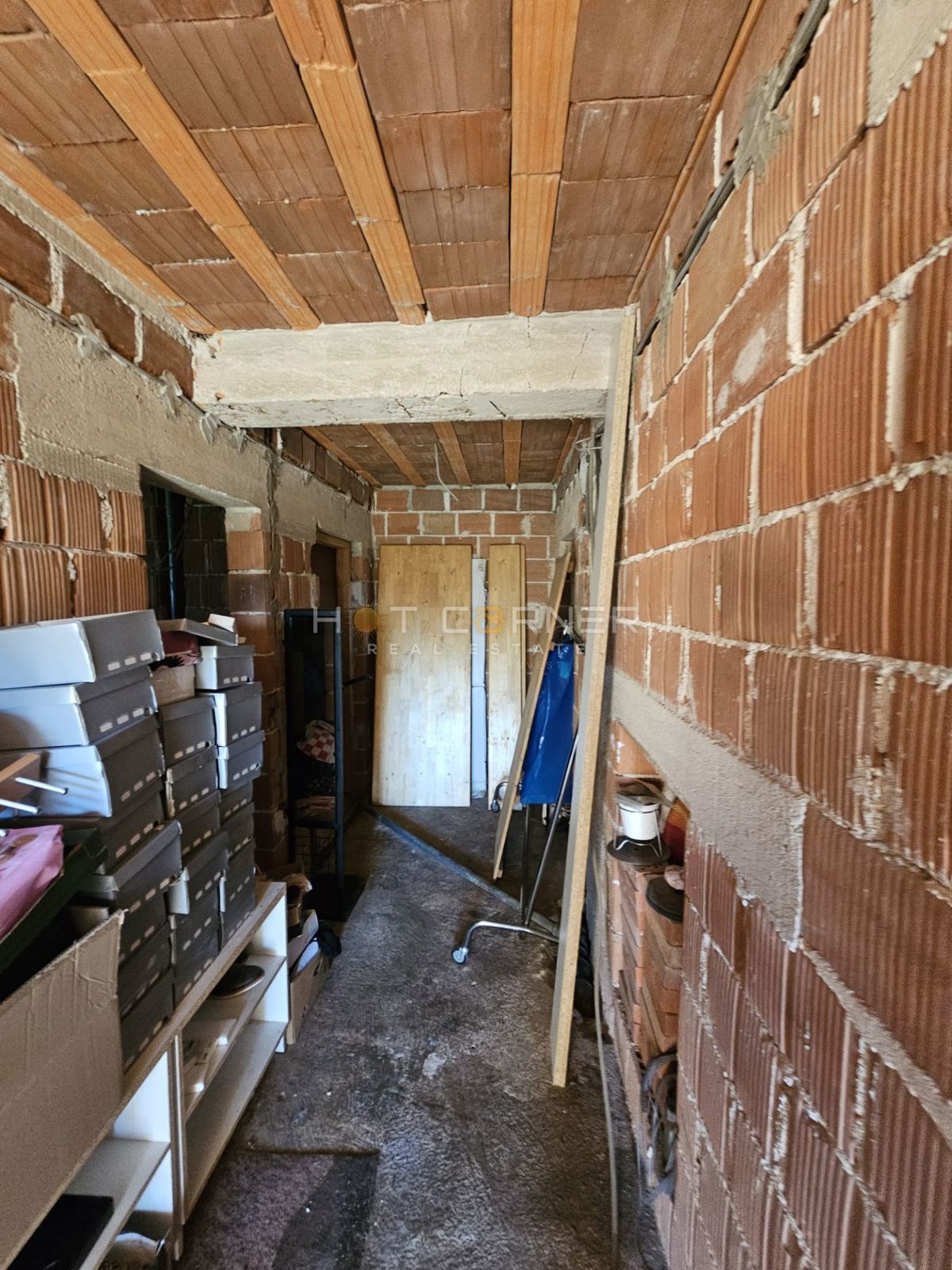 Veliko gradbeno zemljišče 4814 m² z hišo Roh-bau – Šišan, idealno za 4-6 parcel!