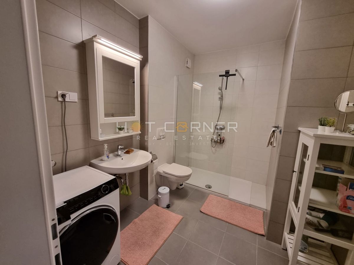 Premantura – luksuzno stanovanje s strešno teraso in panoramskim pogledom na morje, 400 m od plaže