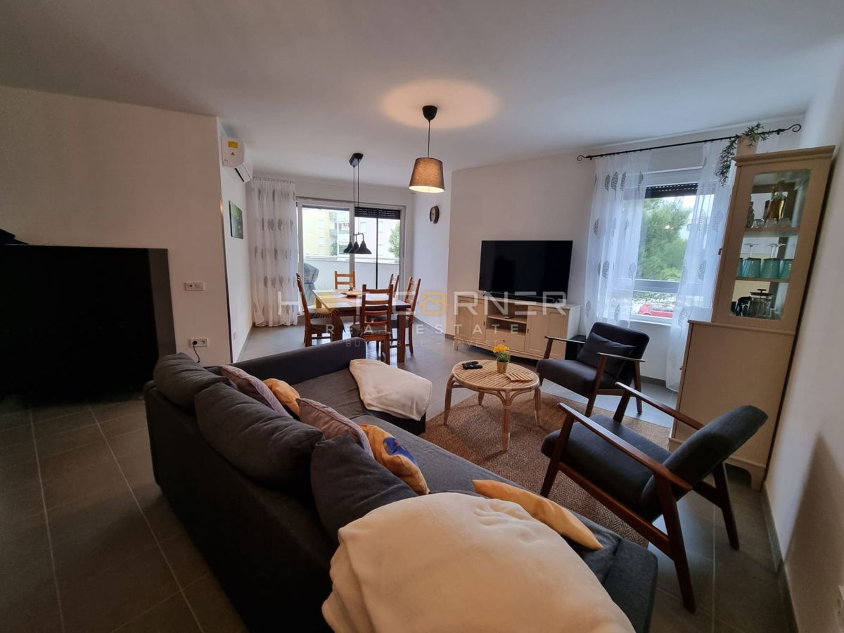 Premantura – luksuzno stanovanje s strešno teraso in panoramskim pogledom na morje, 400 m od plaže