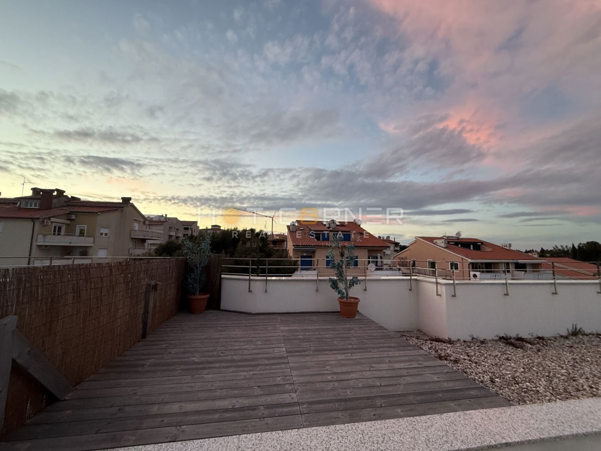 Premantura – luksuzno stanovanje s strešno teraso in panoramskim pogledom na morje, 400 m od plaže