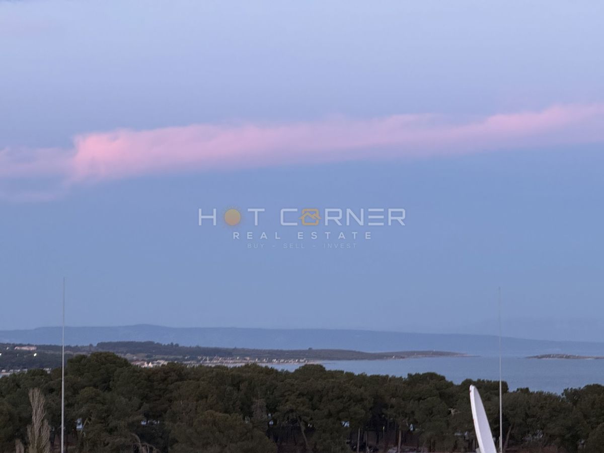 Premantura – luksuzno stanovanje s strešno teraso in panoramskim pogledom na morje, 400 m od plaže