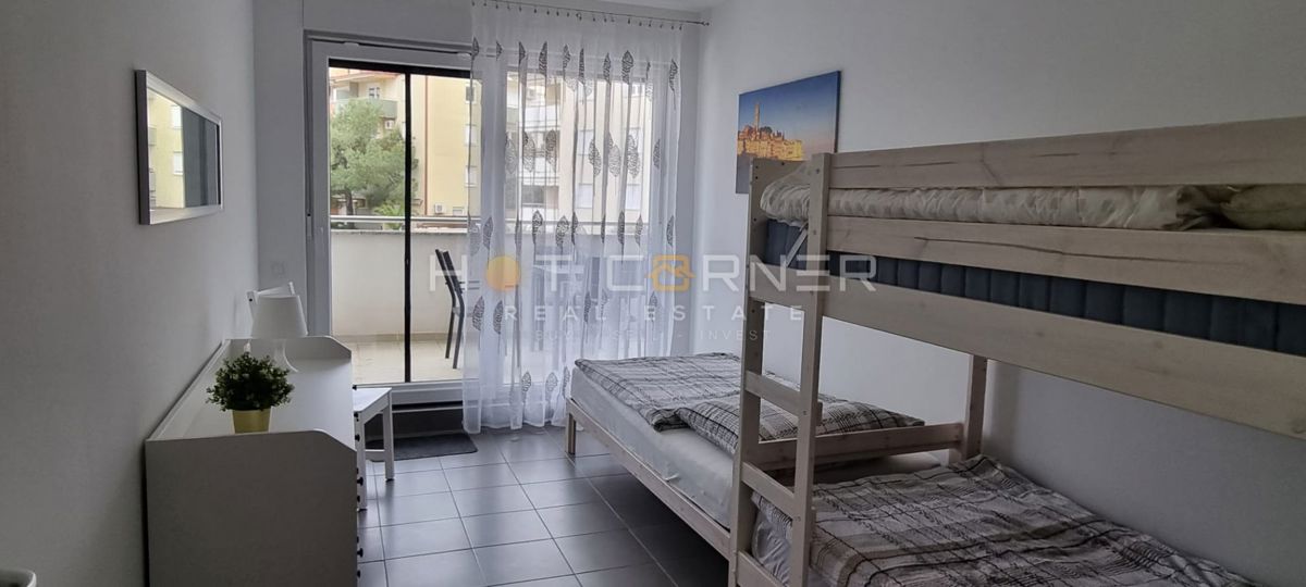 Premantura – luksuzno stanovanje s strešno teraso in panoramskim pogledom na morje, 400 m od plaže