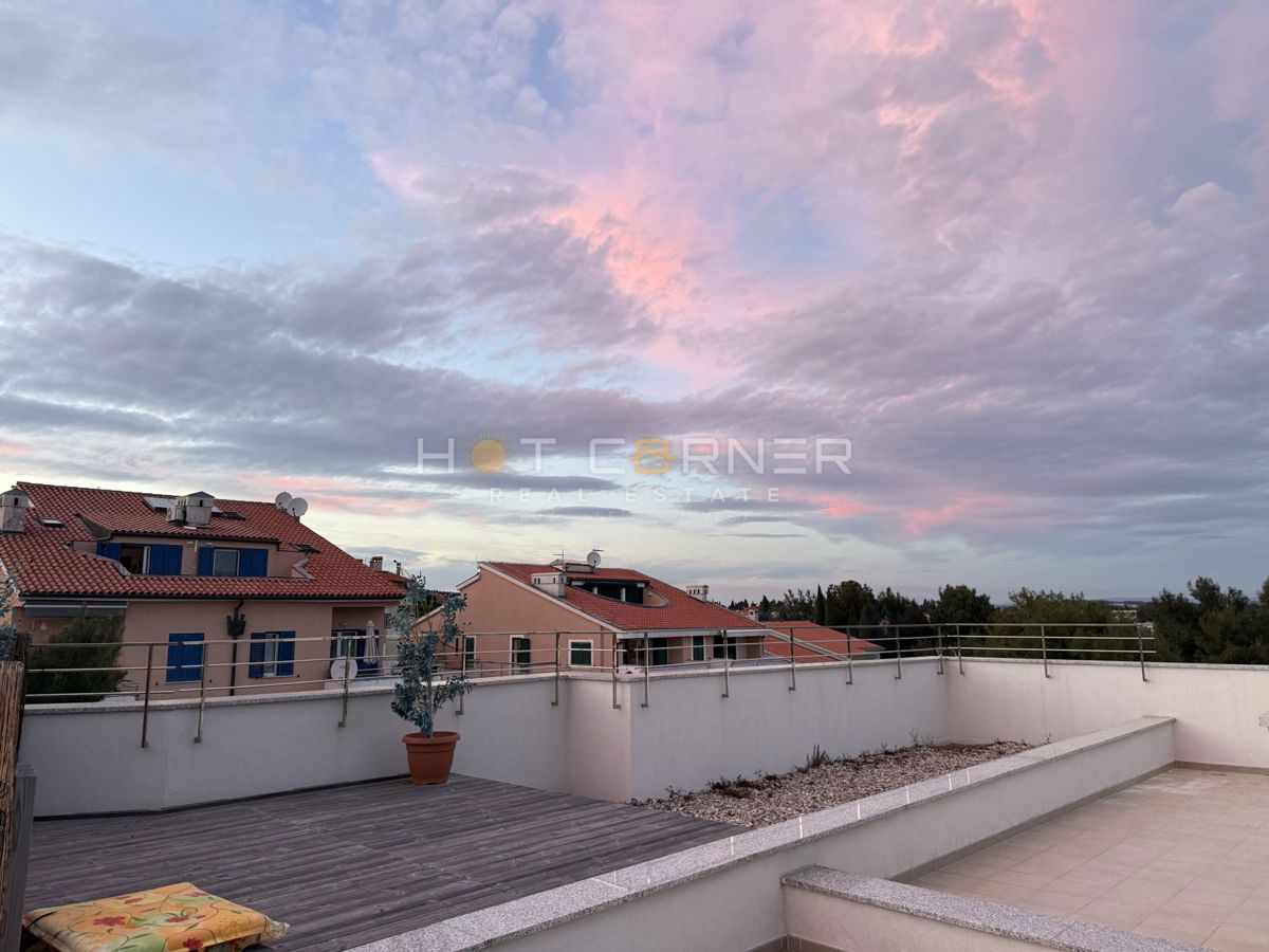 Premantura – luksuzno stanovanje s strešno teraso in panoramskim pogledom na morje, 400 m od plaže