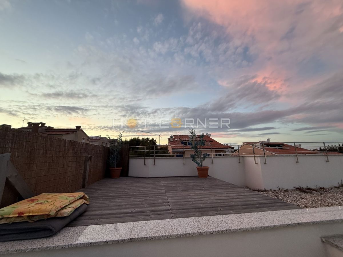 Premantura – luksuzno stanovanje s strešno teraso in panoramskim pogledom na morje, 400 m od plaže