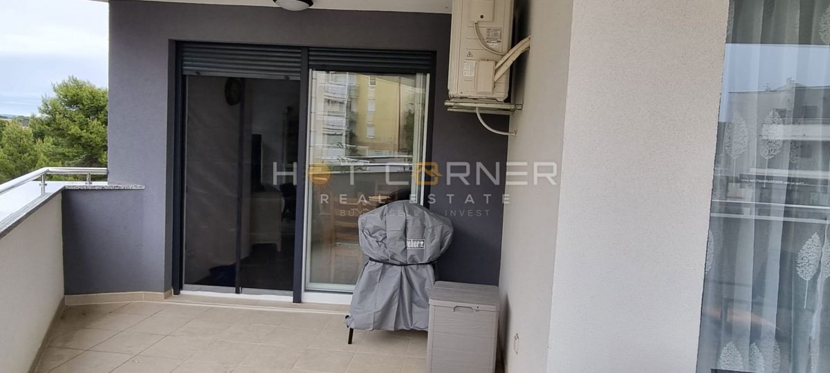 Premantura – luksuzno stanovanje s strešno teraso in panoramskim pogledom na morje, 400 m od plaže