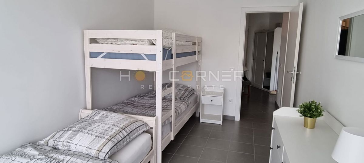 Premantura – luksuzno stanovanje s strešno teraso in panoramskim pogledom na morje, 400 m od plaže