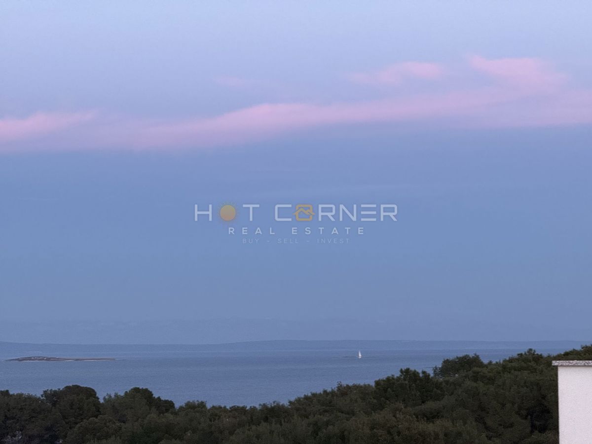 Premantura – luksuzno stanovanje s strešno teraso in panoramskim pogledom na morje, 400 m od plaže